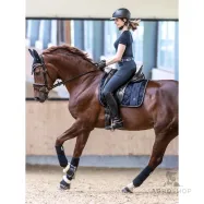 Schabrak av hög kvalitet med mjuk mankpadding och praktisk förvaringsficka.